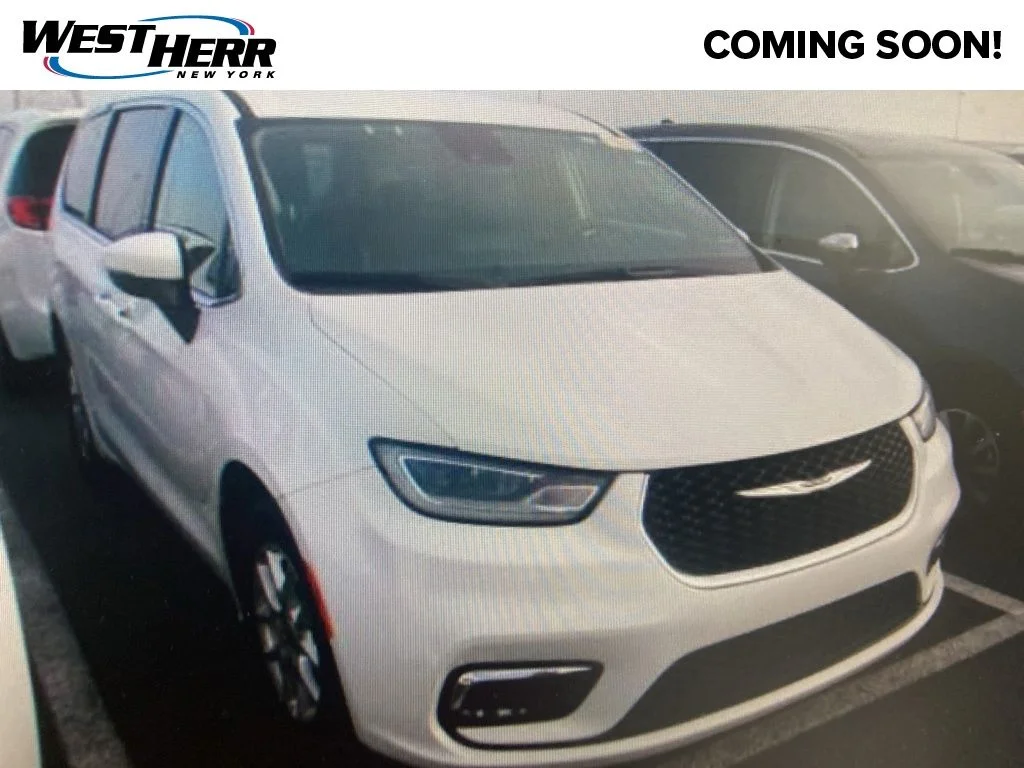 2023 Chrysler Pacifica Touring L's photo
