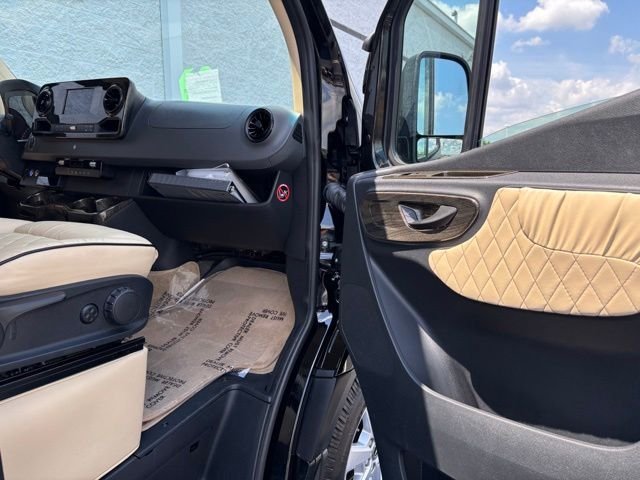 Used 2021 Black Mercedes-Benz Discovery Cross Country image 26