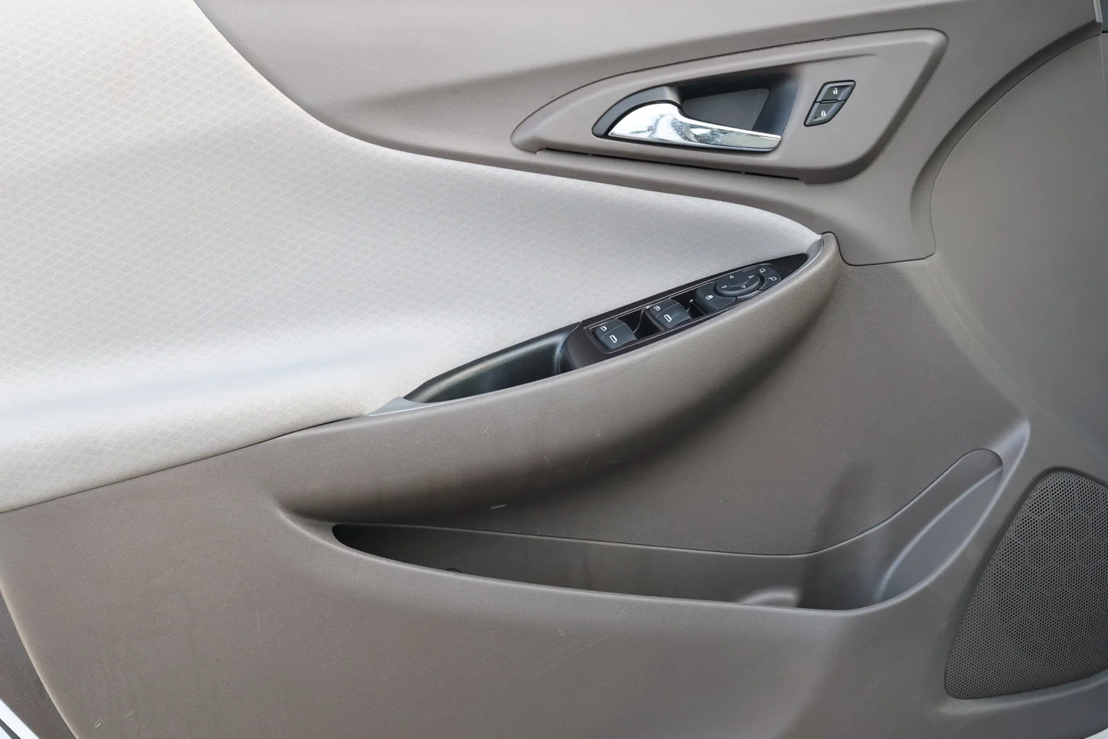 Used 2024 White Chevrolet LT image 25