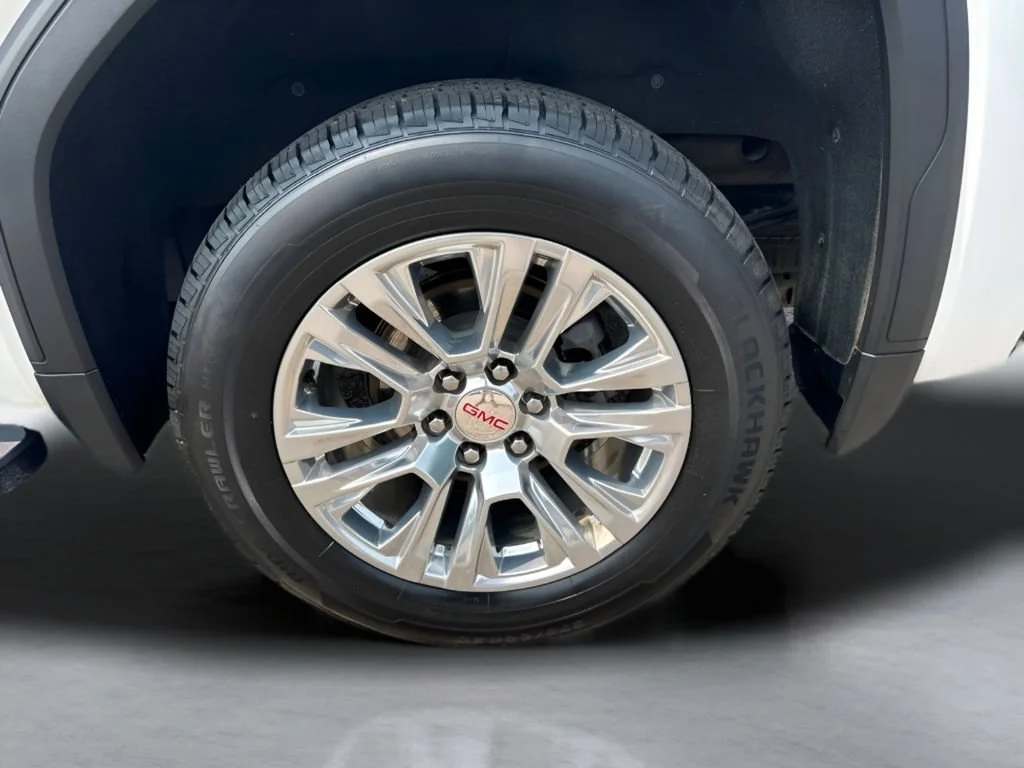 Used 2022 White Frost Tricoat GMC Denali image 39