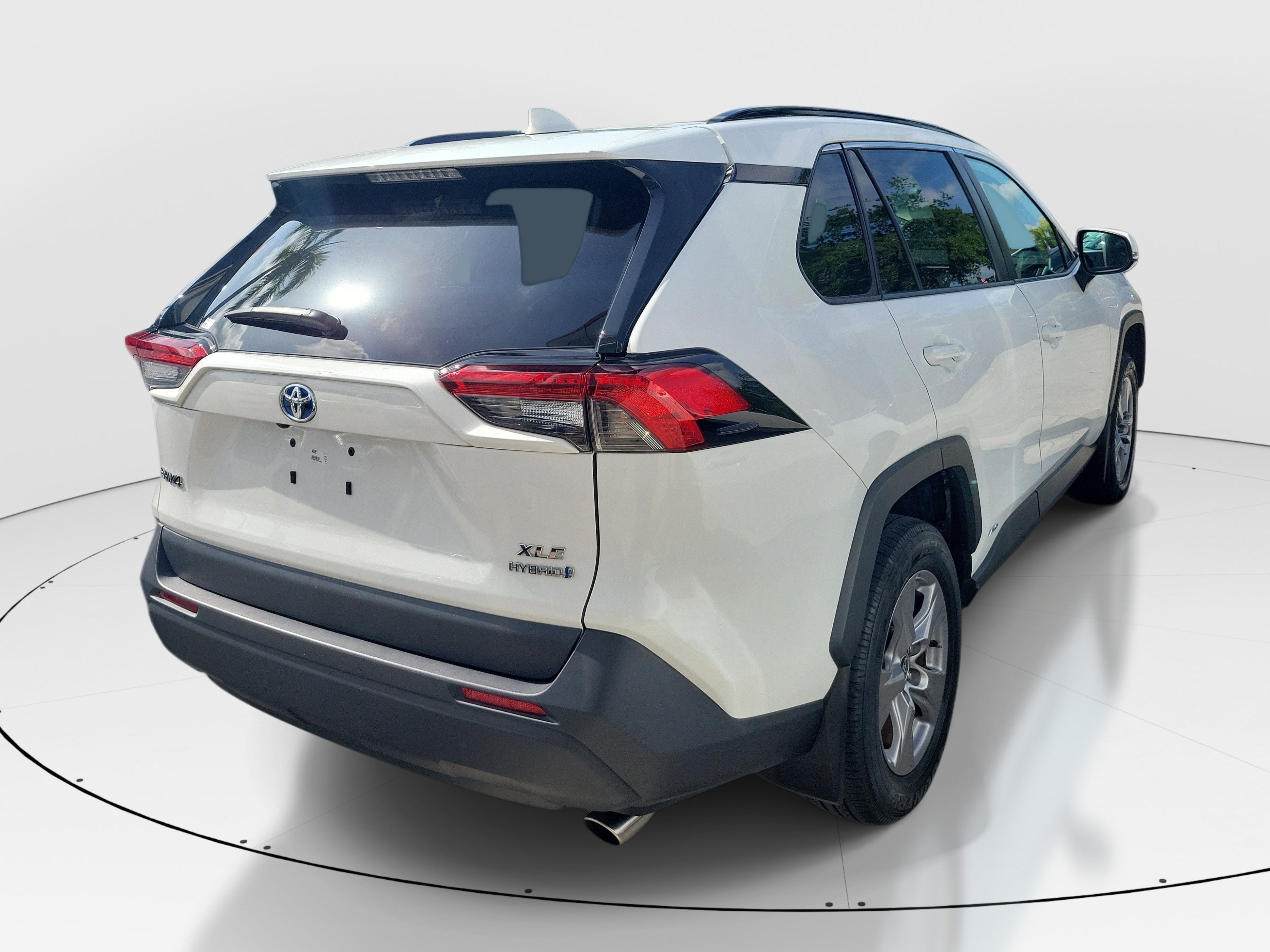 Used 2024 Ice Toyota Hybrid XLE image 6