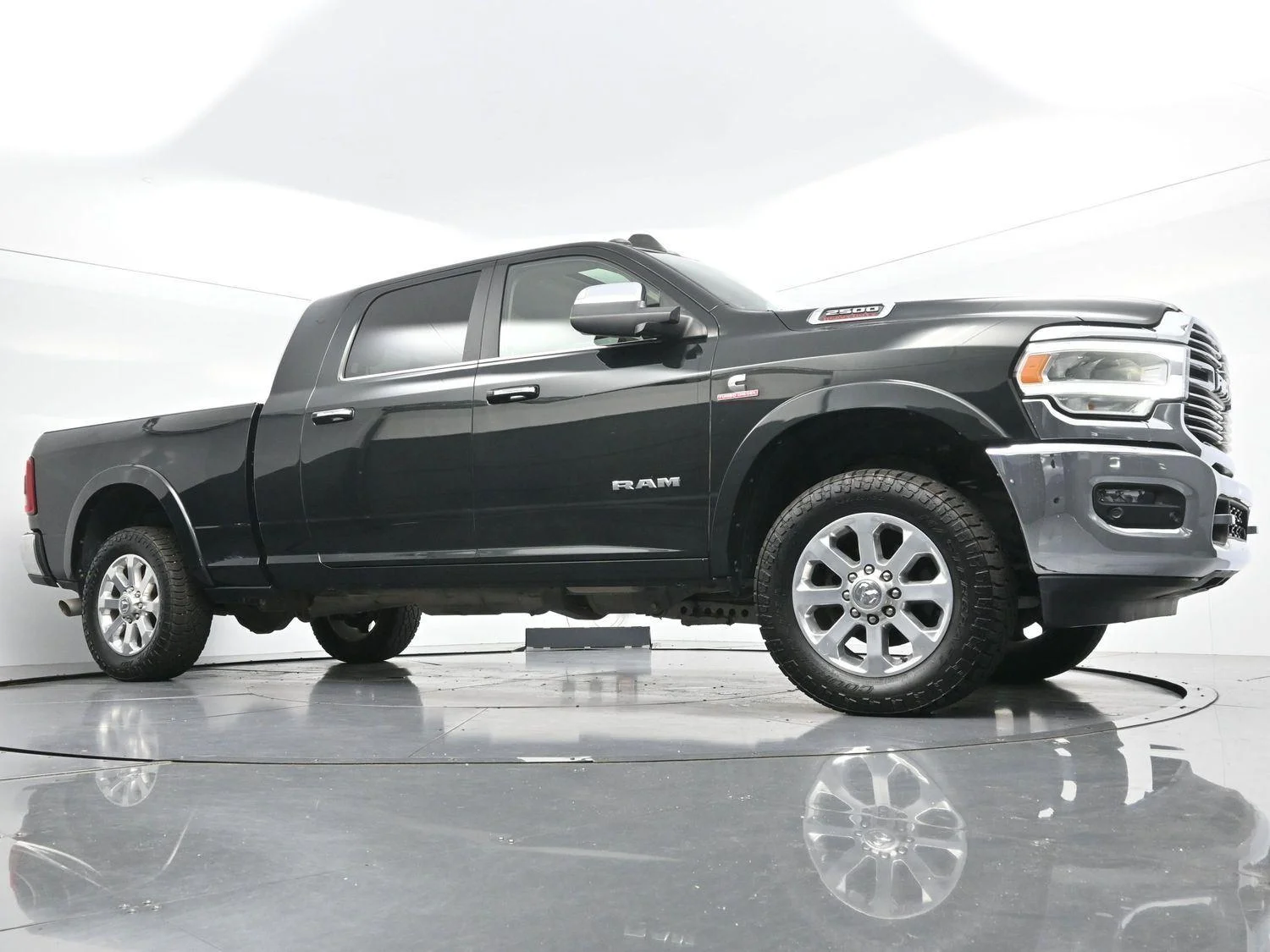 Used 2019 Black Forest Green Pearlcoat Ram Laramie image 43