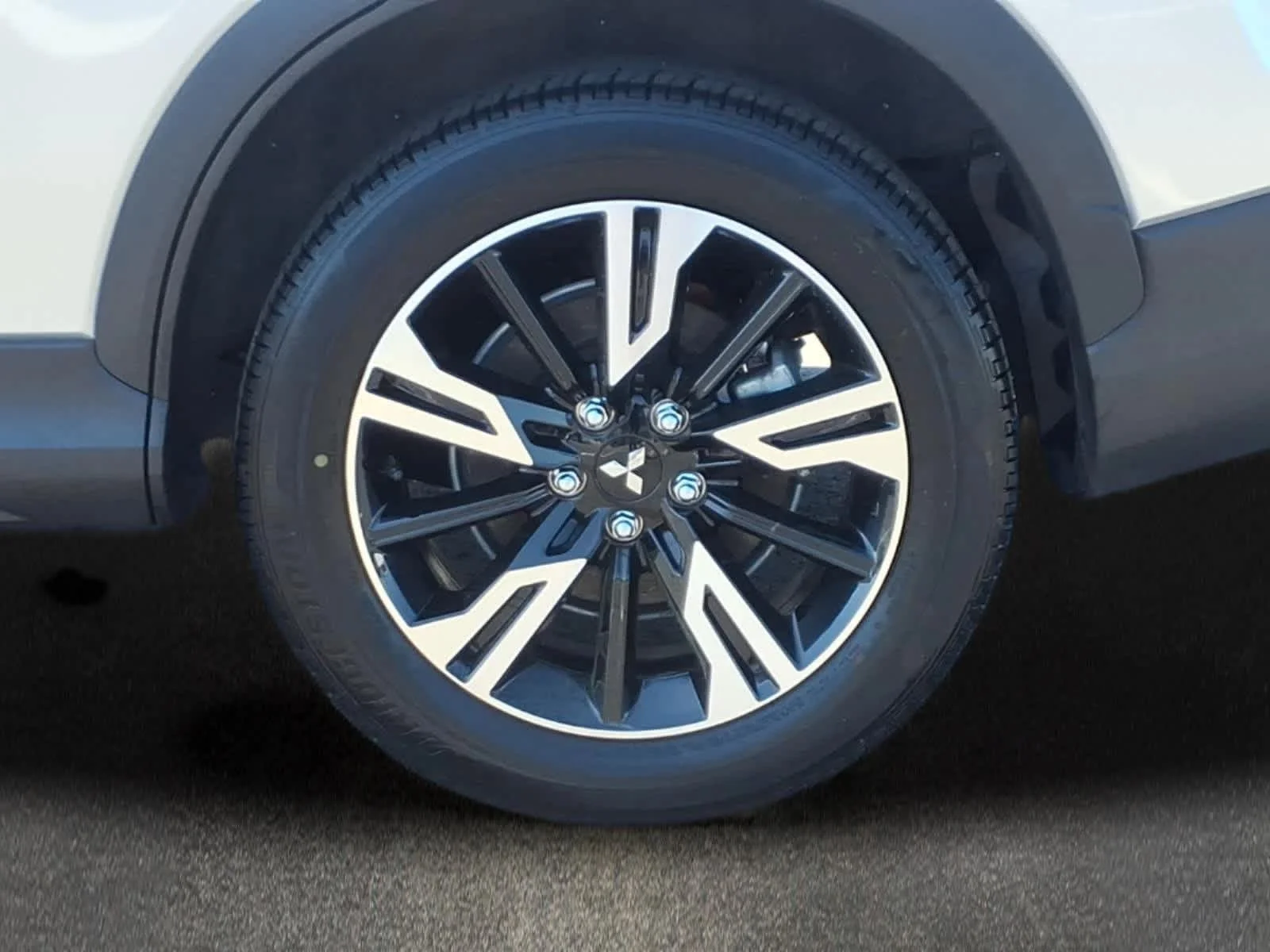 Used 2024 Alloy Silver Metallic Mitsubishi SE image 3