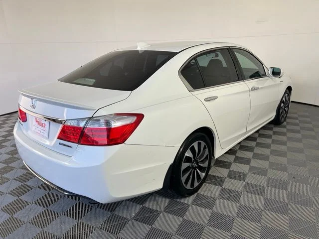 Used 2015 White Honda  image 7