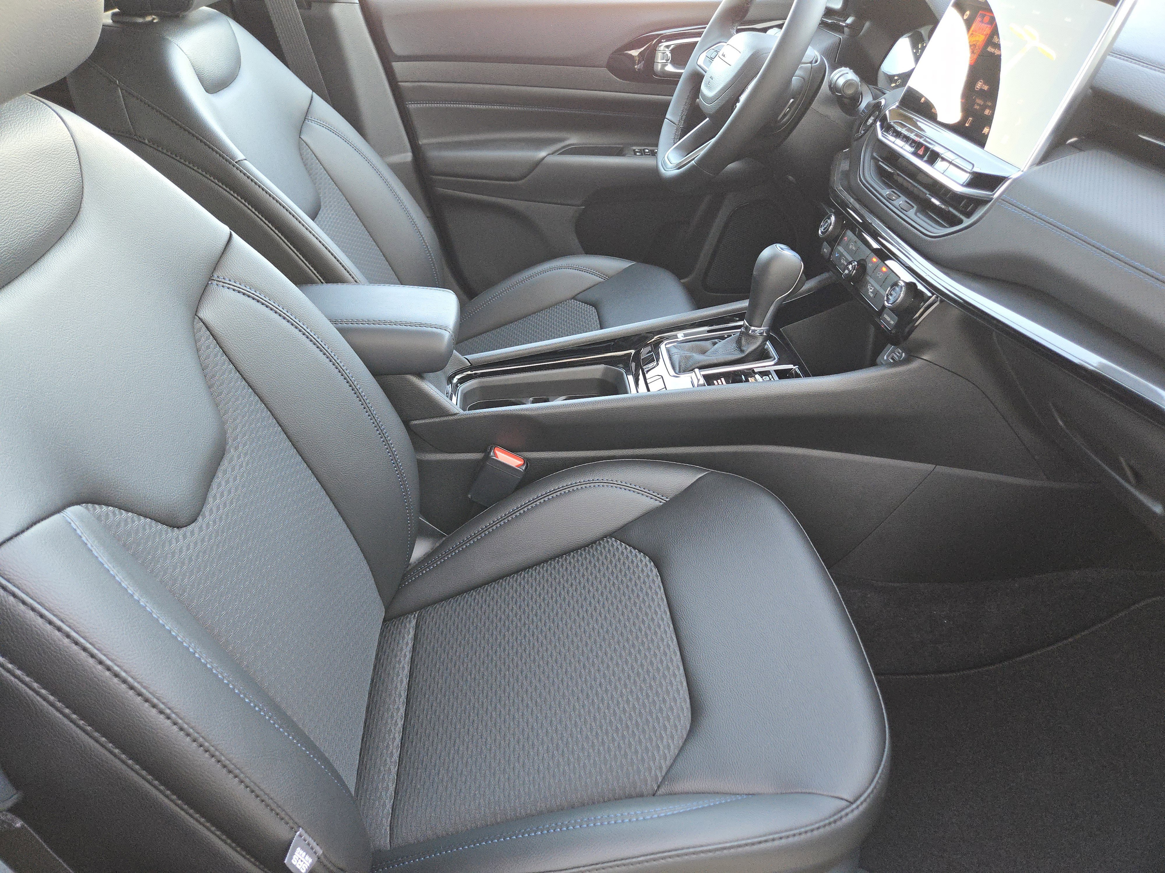 New 2026 Diamond Black Crystal Pearlcoat Jeep Latitude image 13