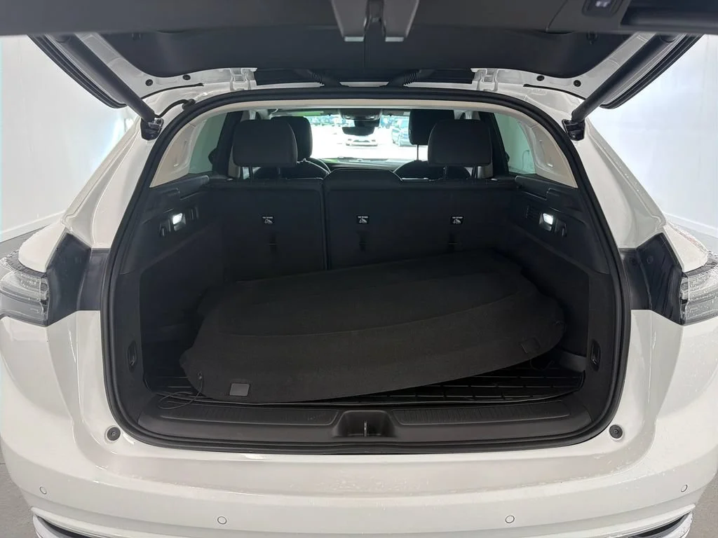 Used 2022 SUMMIT WHITE Buick Avenir image 8