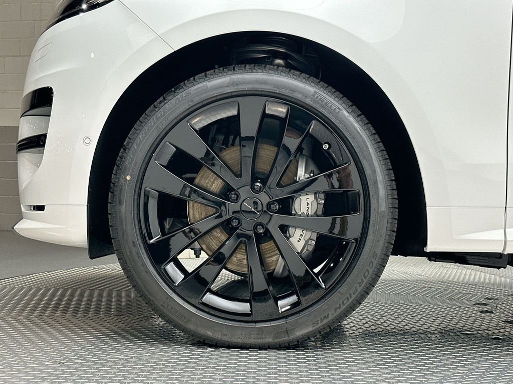 New 2026 Fuji White Land Rover Dynamic SE image 5
