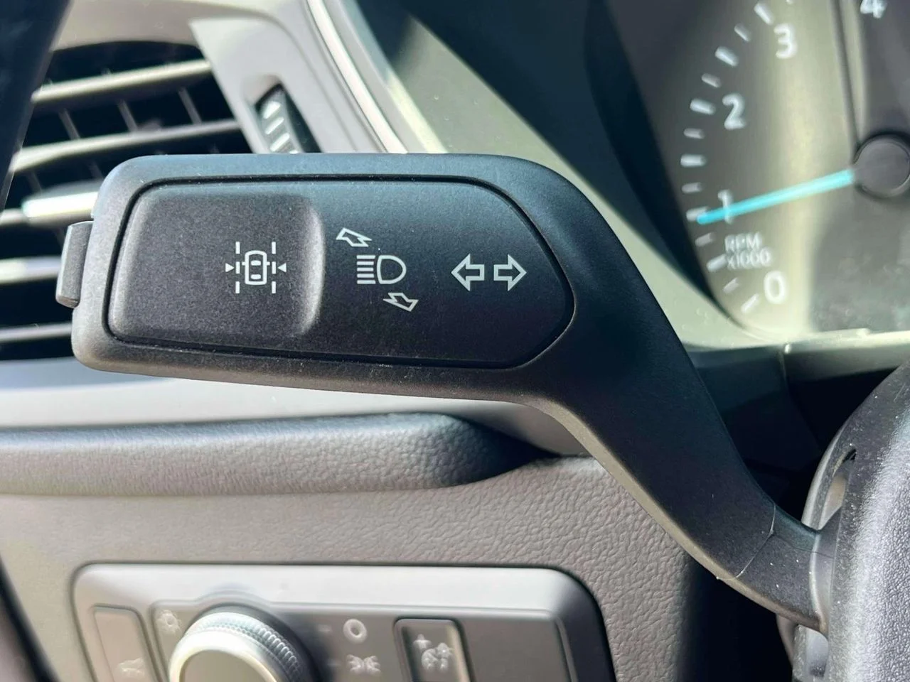 Used 2022 AGATE BLACK METALLIC Ford SE image 26