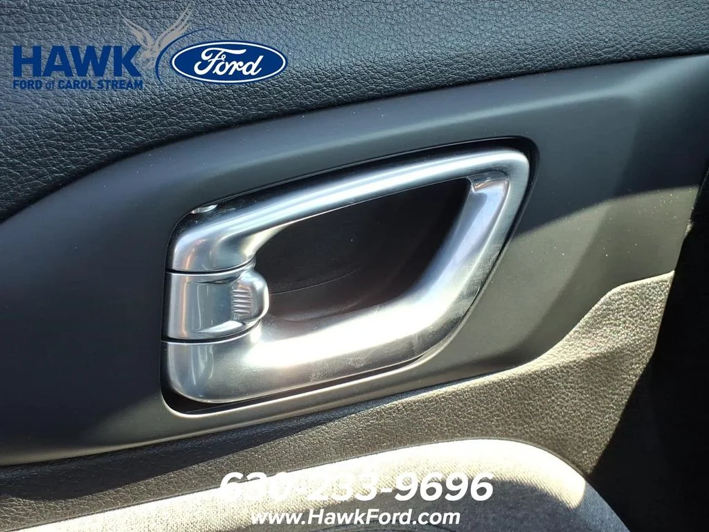 Used 2024 White Jeep Latitude image 19