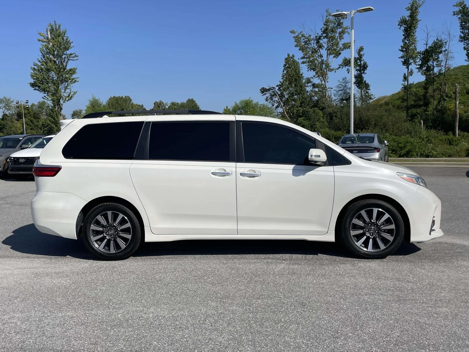 Used 2019 Blizzard Pearl Toyota Limited Premium image 31
