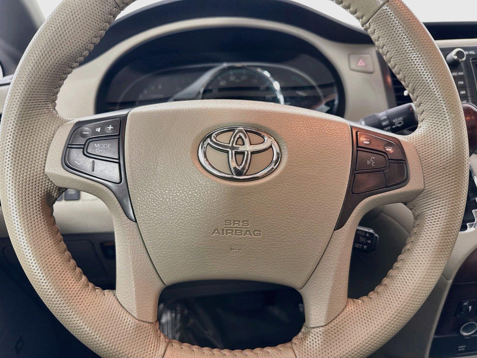 Used 2013 Black Toyota XLE image 17