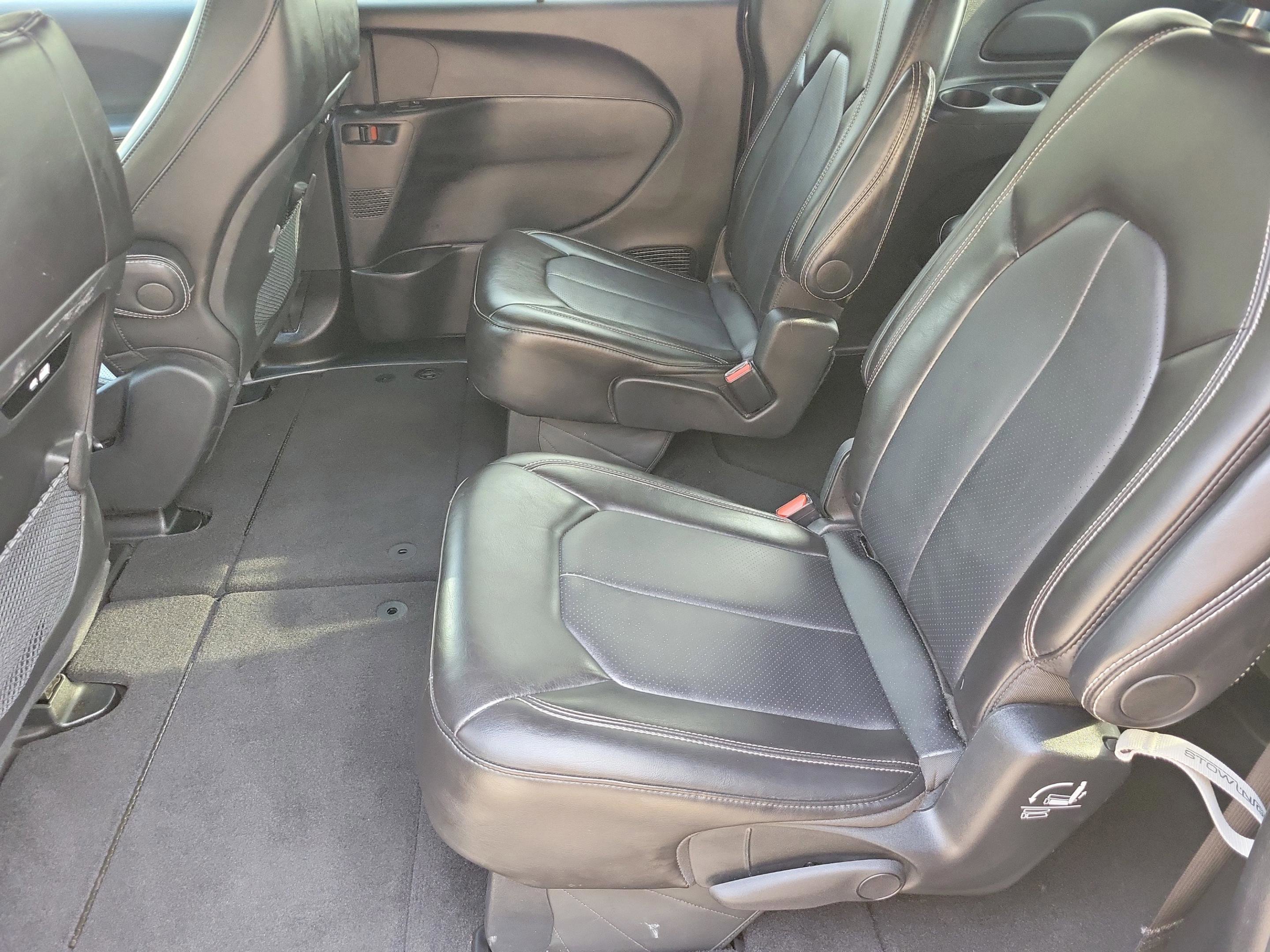 Used 2025 Diamond Black Crystal Pearlcoat Chrysler Select image 15