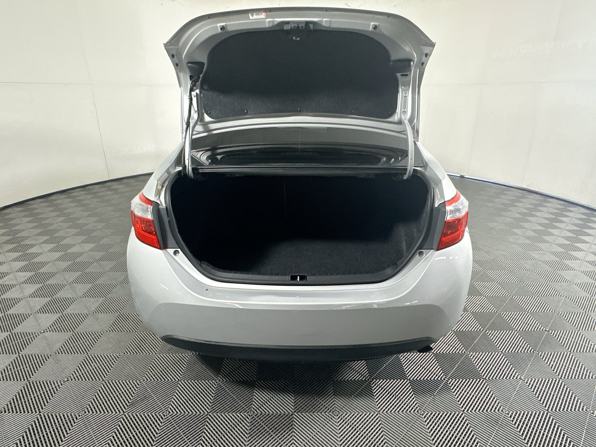 Used 2015 Classic Silver Metallic Toyota LE image 30