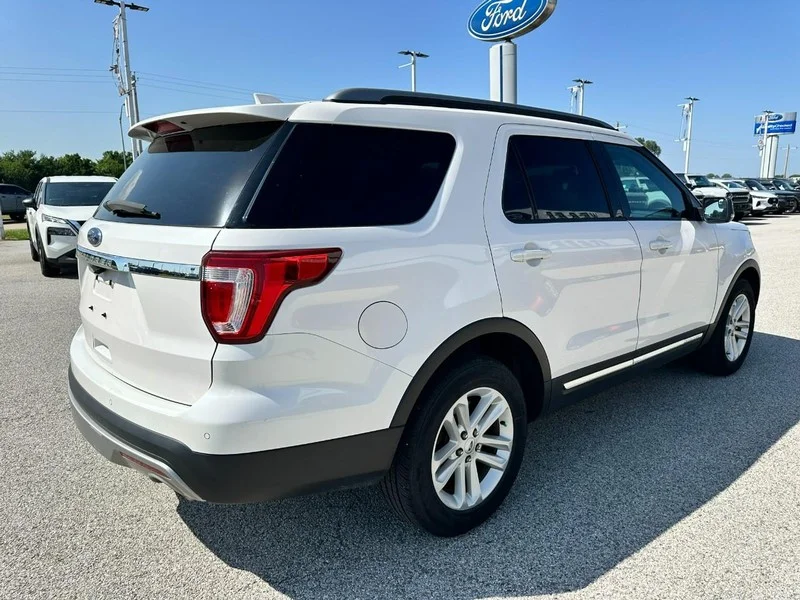Certified Used 2017 White Platinum Tri-Coat Metallic Ford XLT FWD image 6