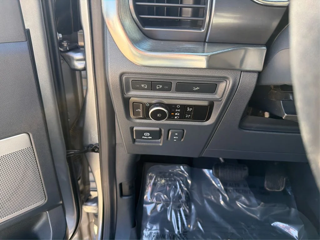 Used 2023 Iconic Silver Metallic Ford LARIAT image 18