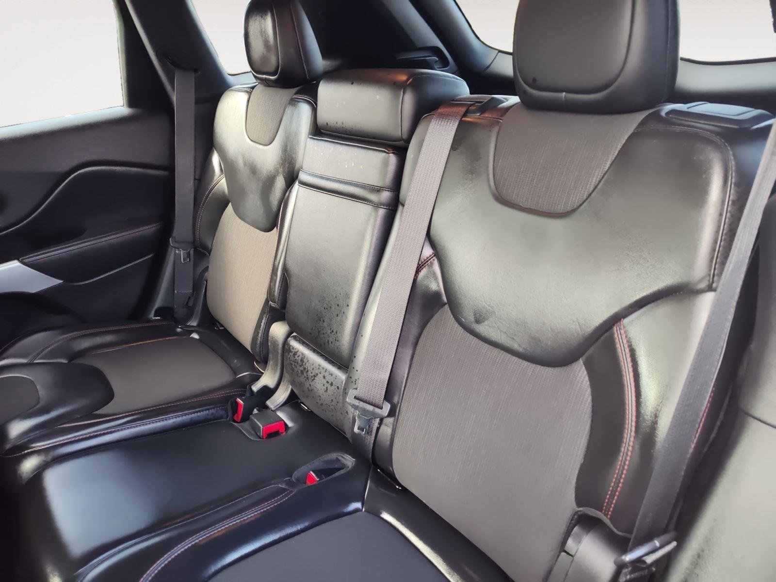 Used 2018 Billet Silver Metallic Clearcoat Jeep Trailhawk image 13