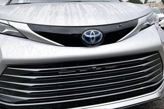 Used 2023 Silver Toyota Platinum image 31