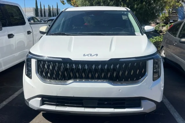 Used 2025 White Kia LXS image 3
