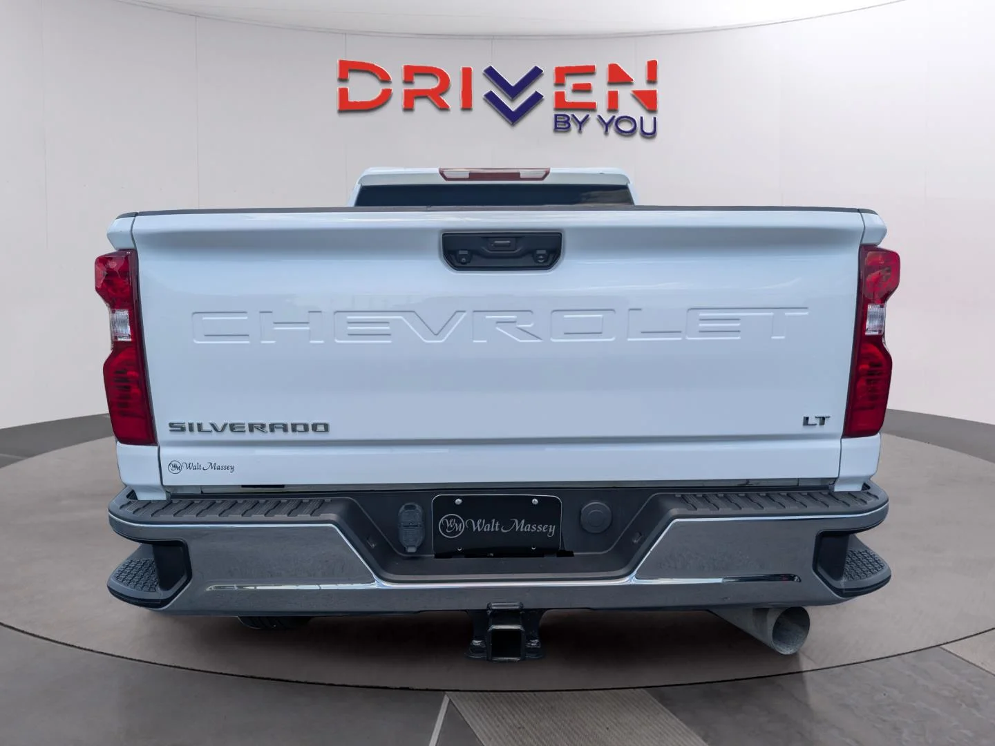 Used 2024 Summit White Chevrolet LT image 4