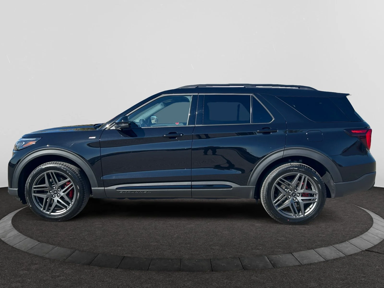 New 2027 Agate Black Metallic Ford ST-Line image 2
