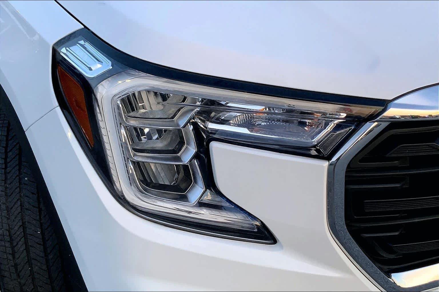 Used 2024 Summit White GMC SLE image 24
