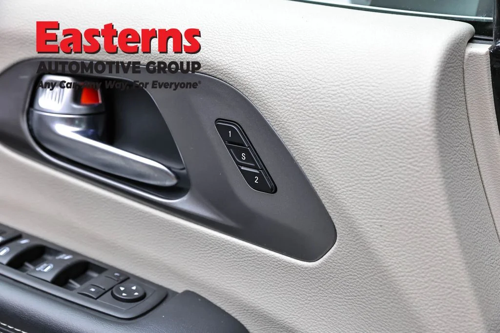Used 2023 Black Chrysler Touring L image 21