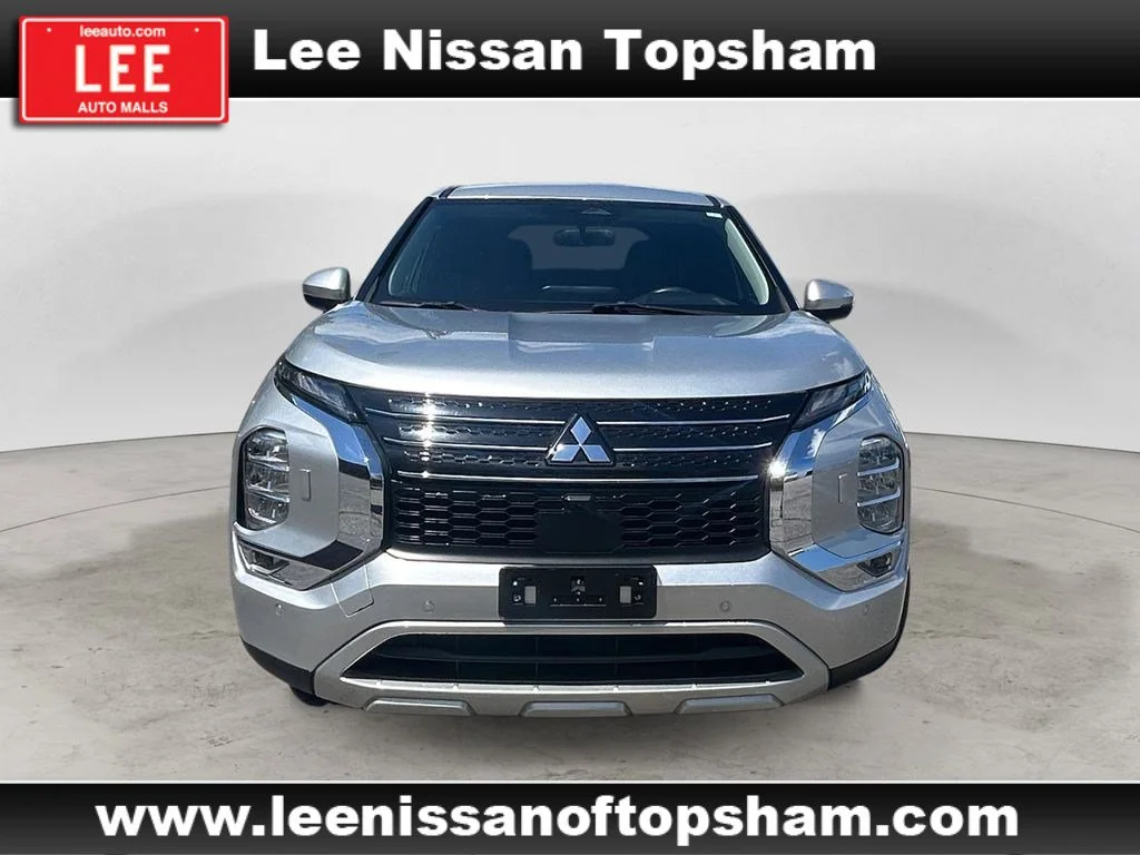 Used 2022 Silver Mitsubishi SE image 9