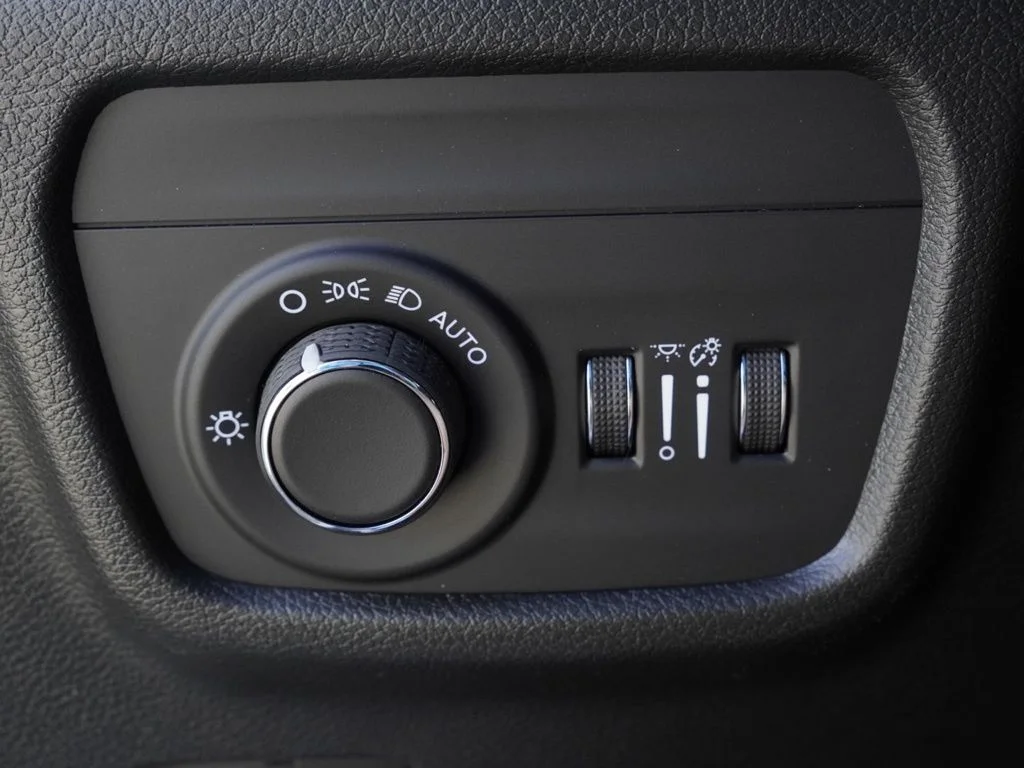 New 2026 Silver Zynith Exterior Paint Jeep Laredo Altitude image 12