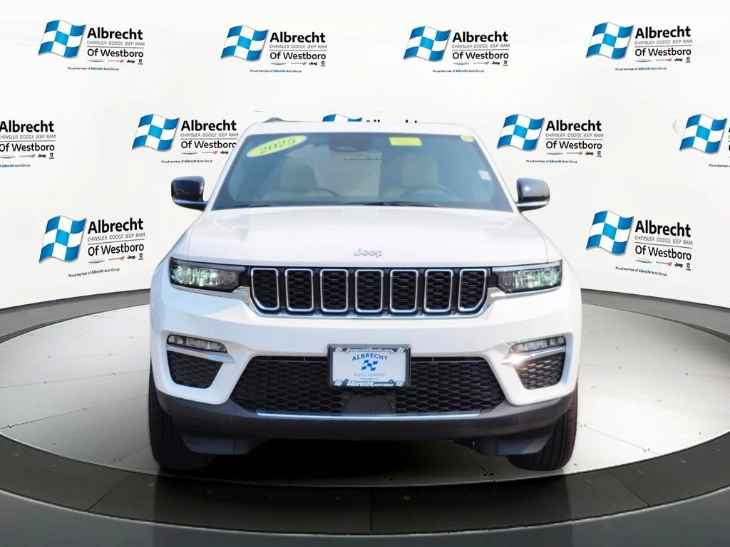 New 2025 Bright White Clear-Coat Exterior Paint Jeep Limited image 8