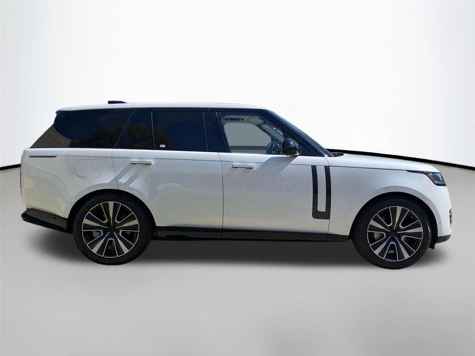 New 2026 Ostuni Pearl White Land Rover SE image 4
