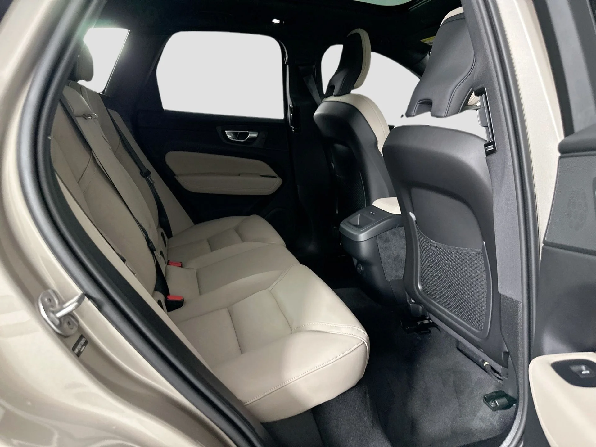New 2026 Bright Dusk Volvo Plus image 24