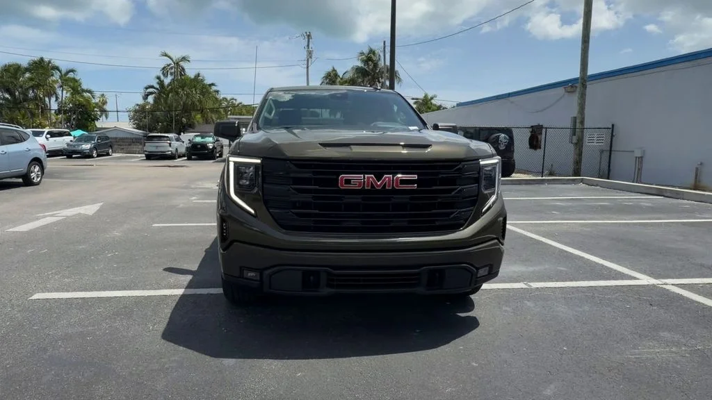 Used 2023 Brown GMC Elevation image 3