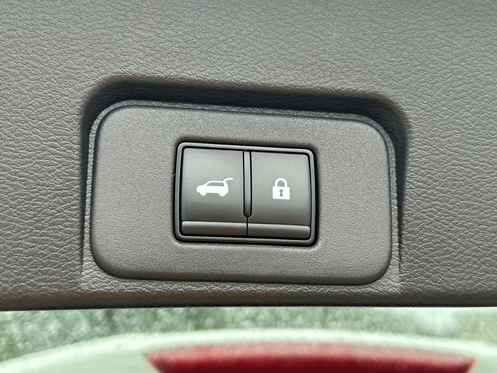 Used 2023 White Nissan Platinum image 12