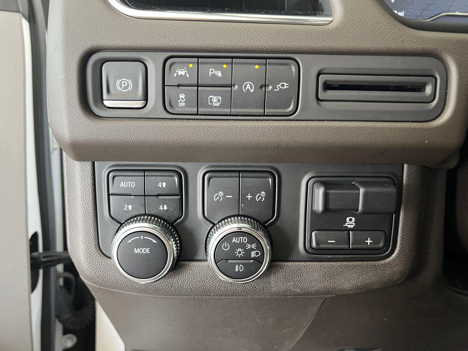 Used 2022 White Frost Tricoat GMC SLT image 12