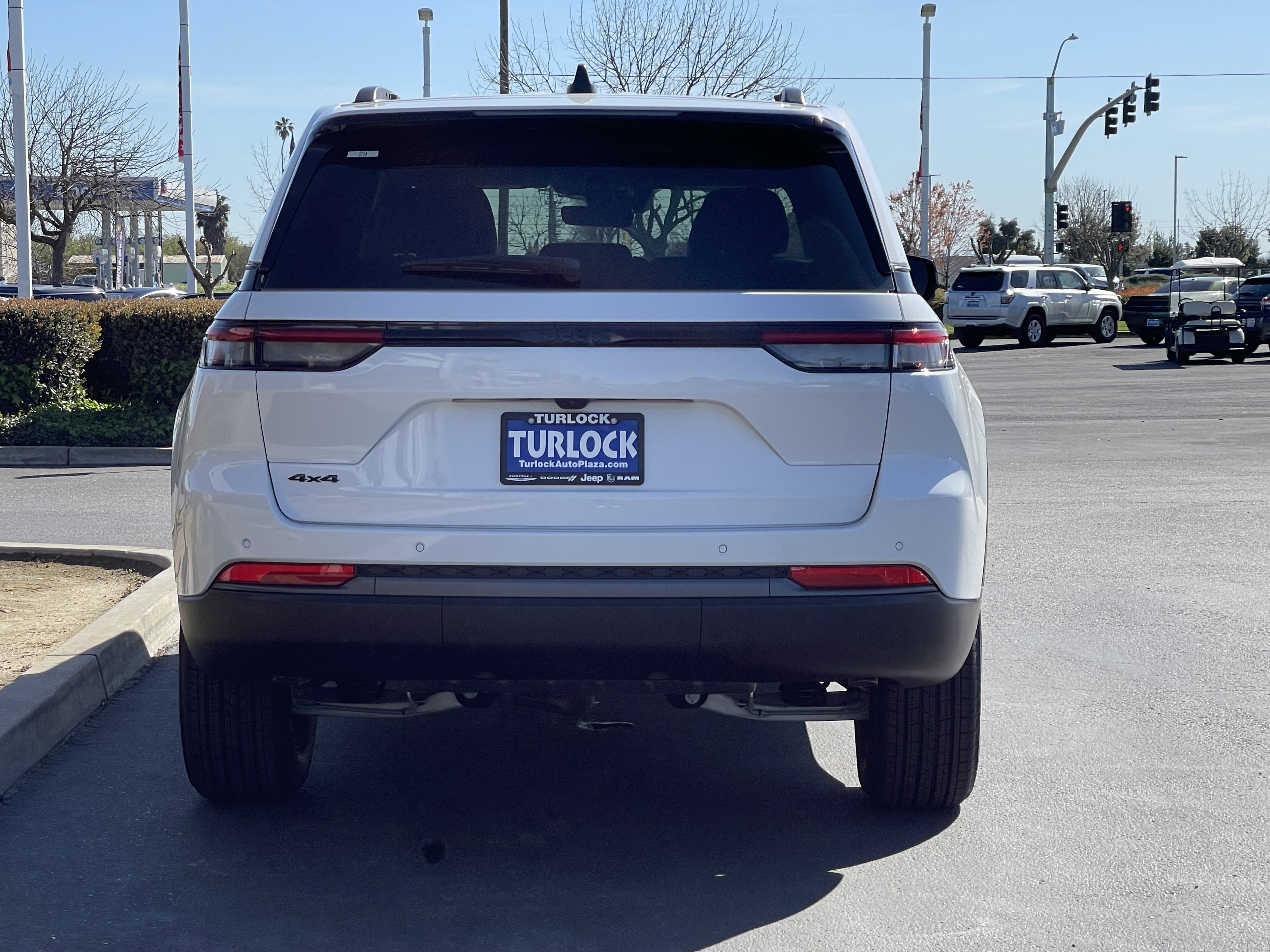 New 2026 Bright White Clear-Coat Exterior Paint Jeep Laredo Altitude image 8