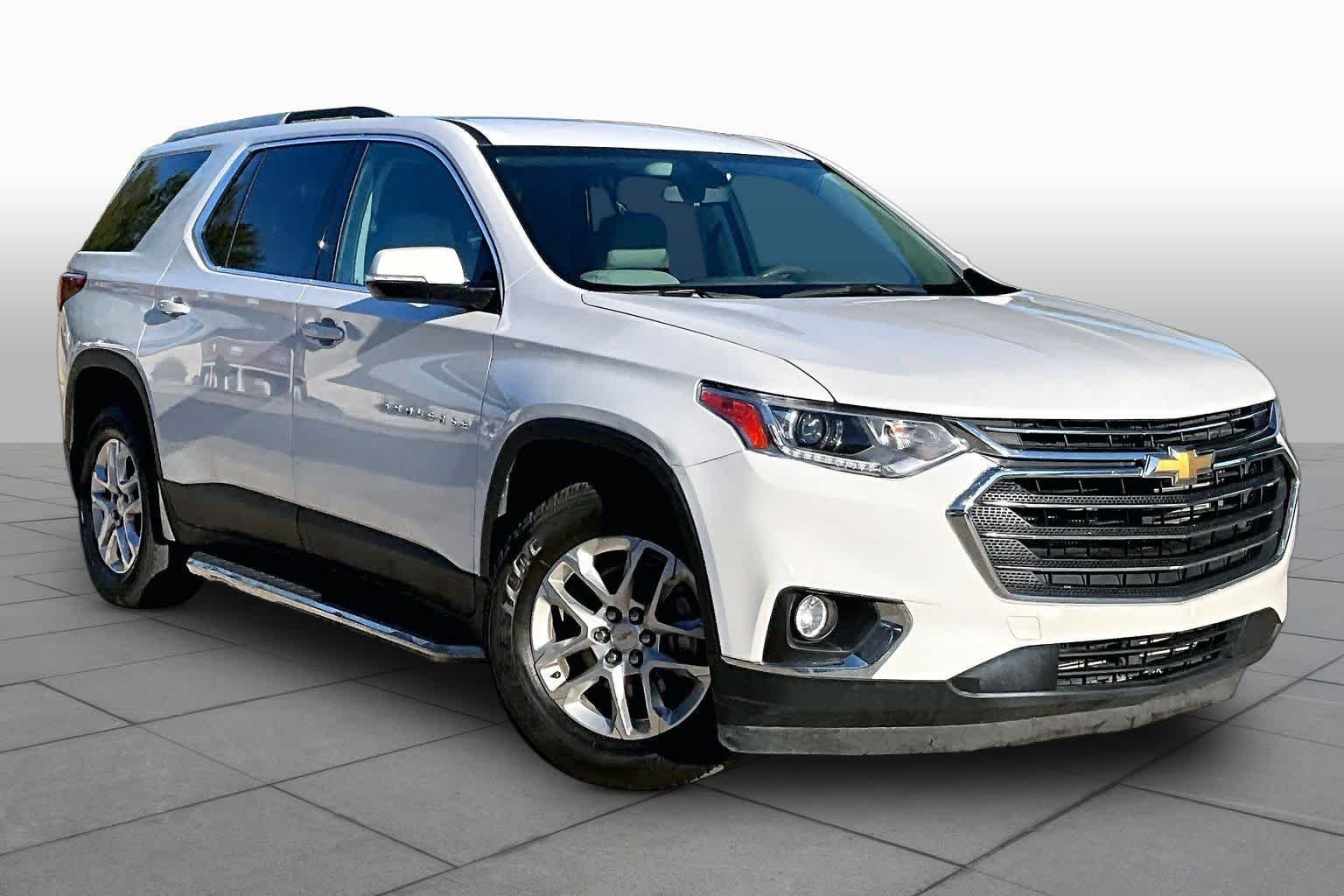 Used 2018 Iridescent Pearl Tricoat Chevrolet LT Cloth image 3