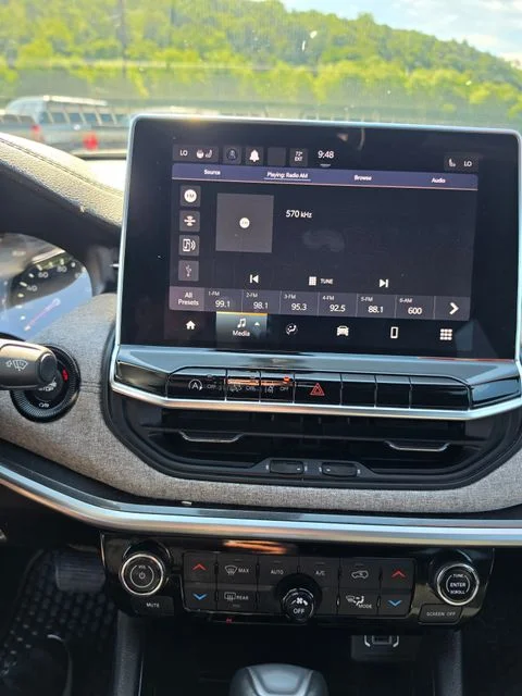 Used 2023 Silver Jeep Latitude image 17