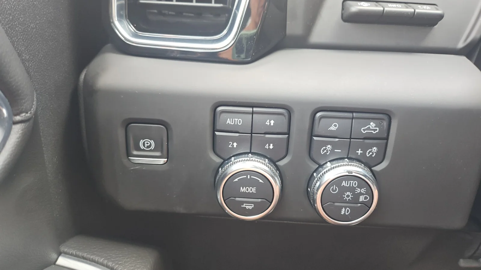 Used 2024 Silver GMC  image 17
