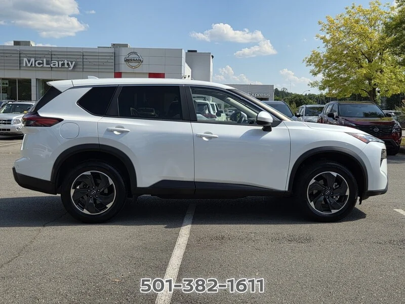 Used 2025 White Pearl NISSAN AWD SV image 4