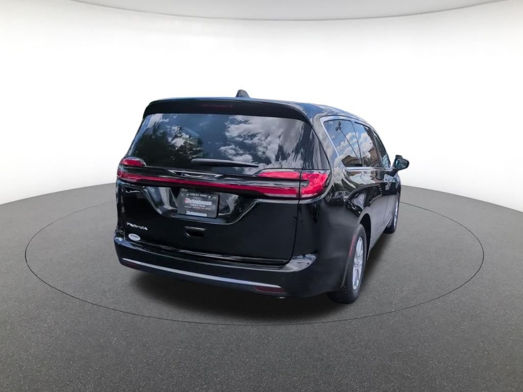 New 2027 Diamond Black Crystal Pearl-Coat Exterior Paint Chrysler Select image 6