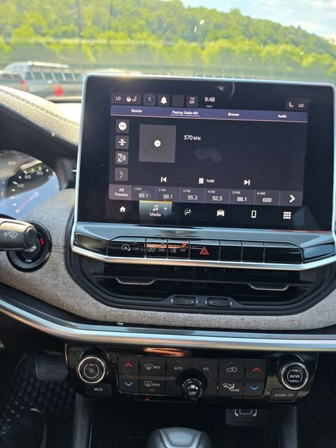 Used 2023 Silver Jeep Latitude image 17