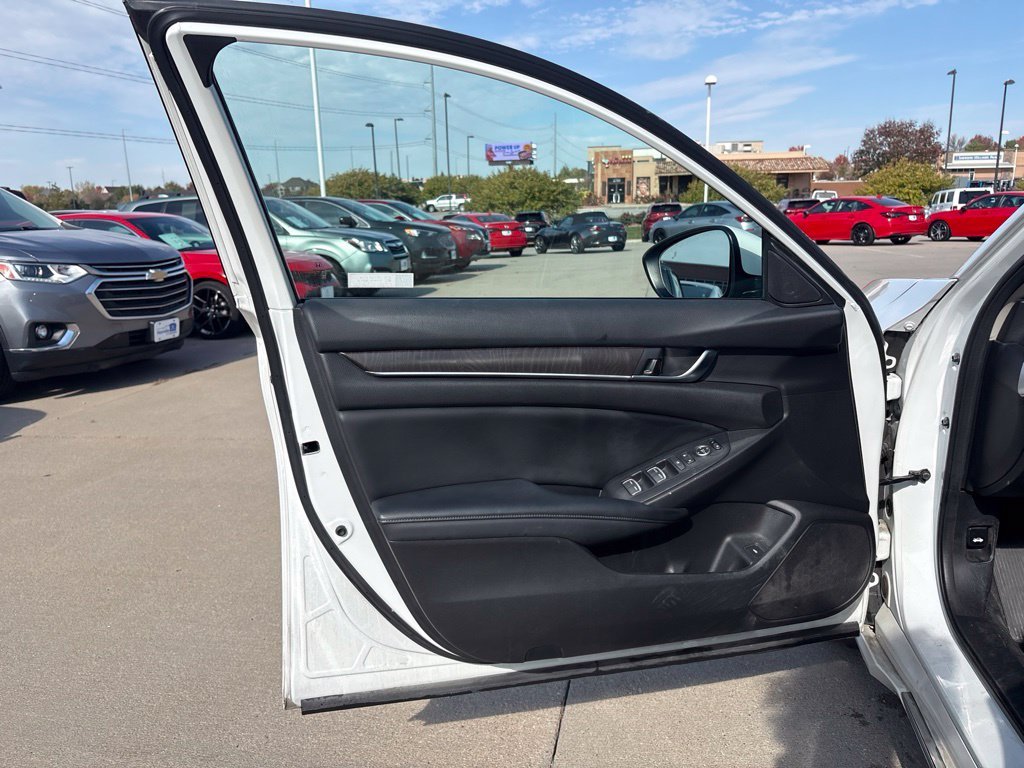 Used 2018 White Honda EX image 9