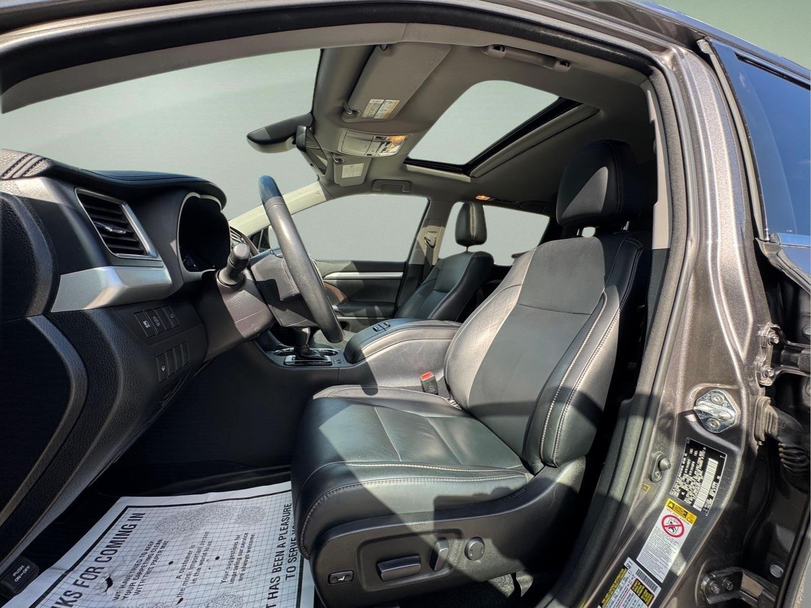 Used 2018 Predawn Gray Mica Toyota XLE image 19