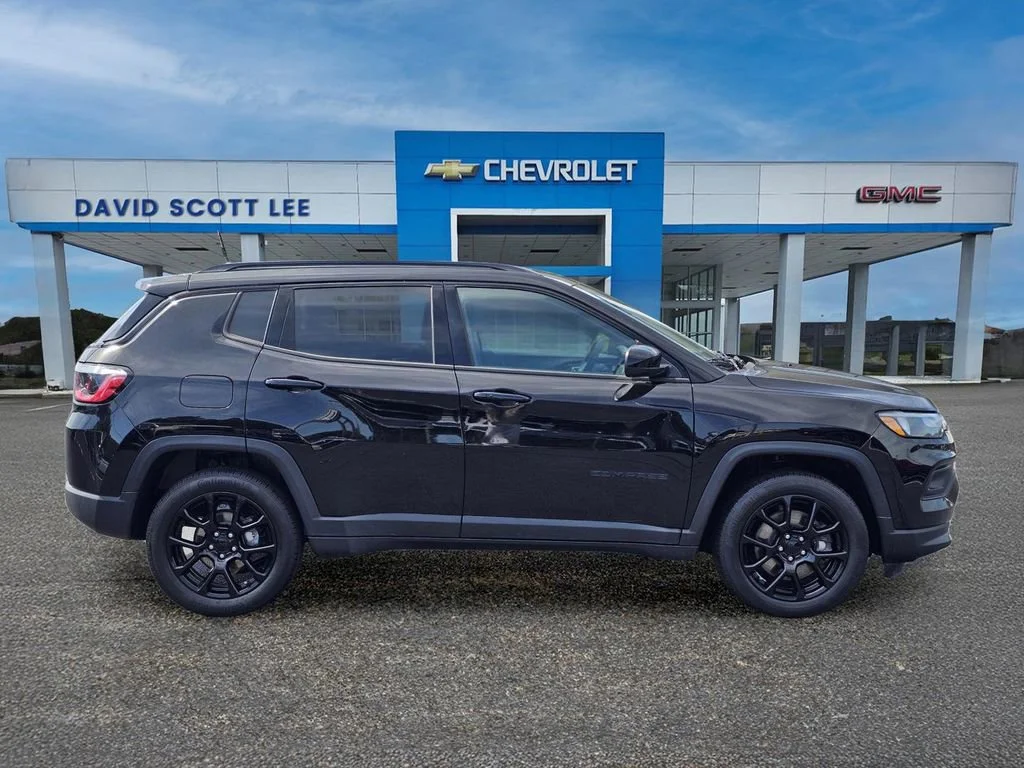 Used 2023 Diamond Black Cry Jeep Altitude image 7