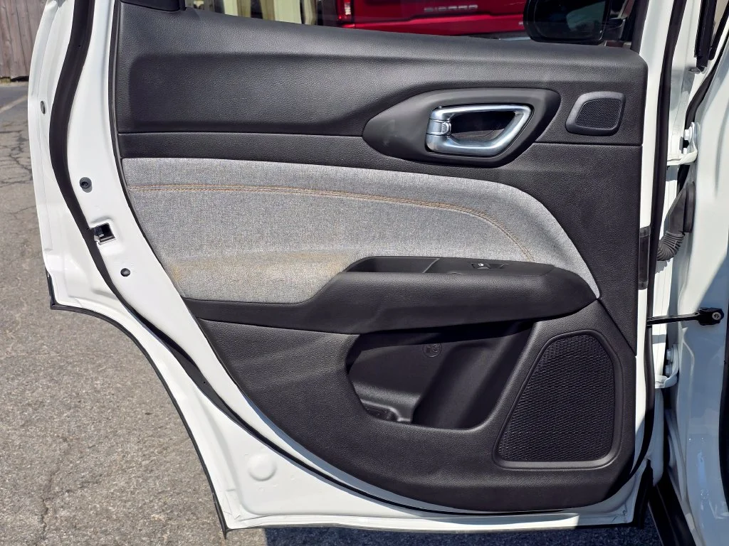 New 2026 White Jeep Latitude image 37