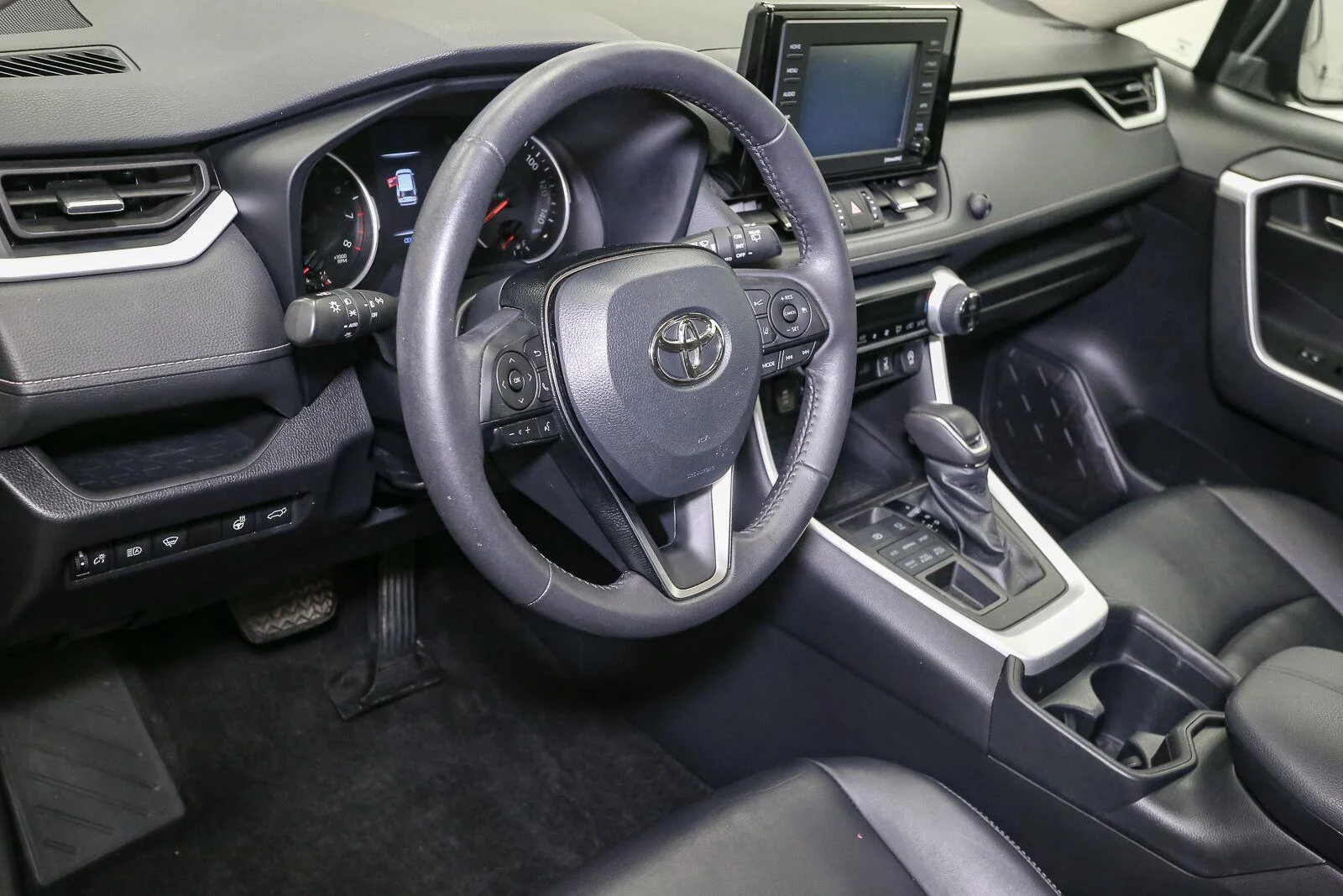 Used 2020 Magnetic Gray Metallic Toyota XLE Premium image 25