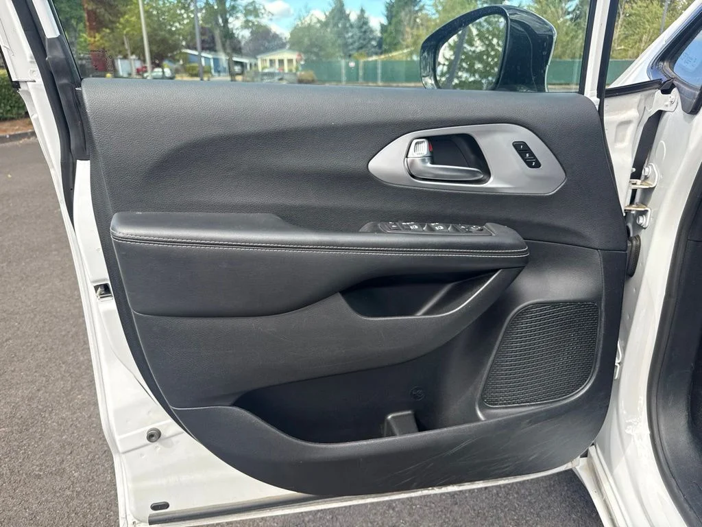 Used 2025 Bright White Clearcoat Chrysler Limited image 18