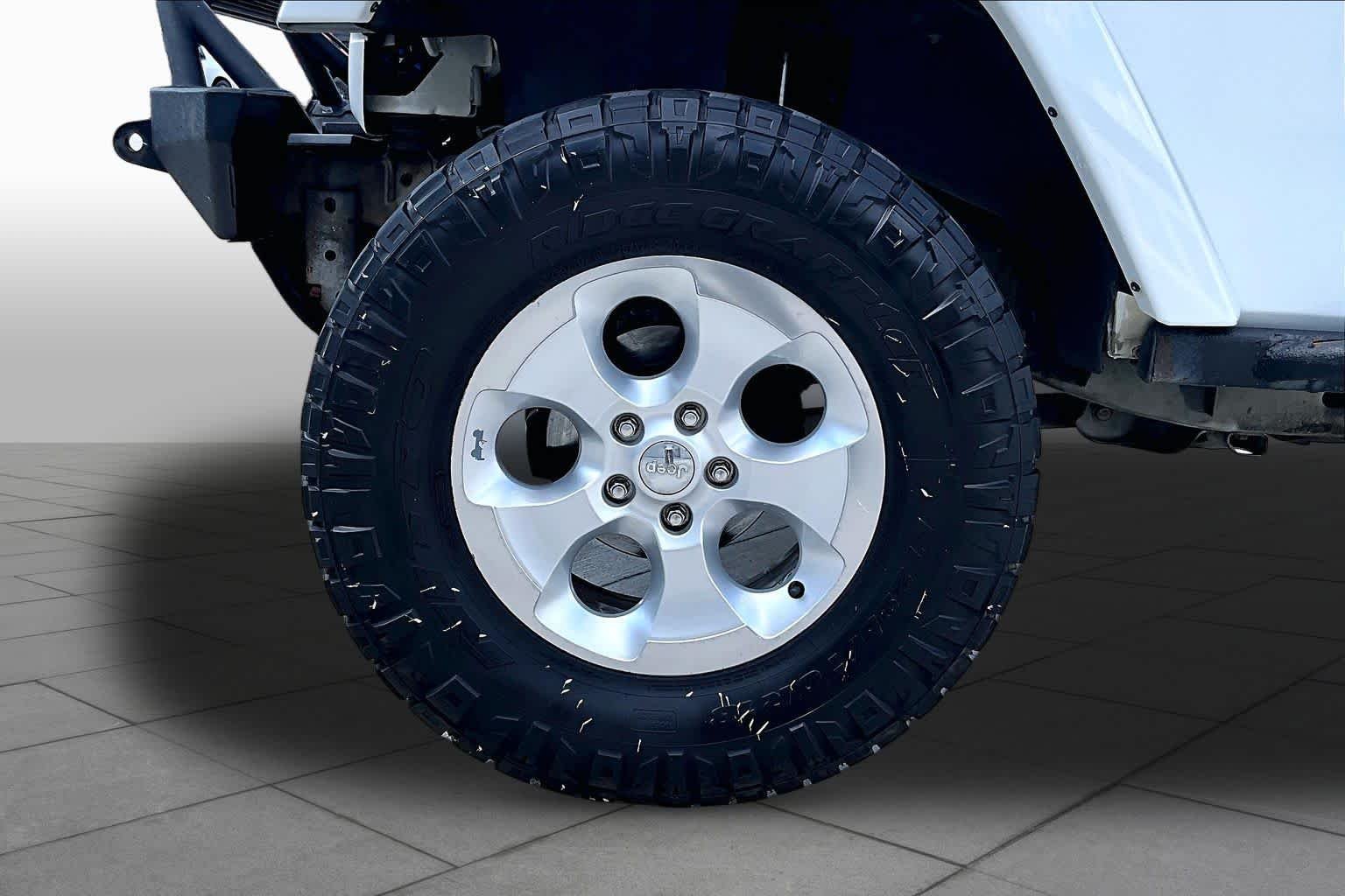 Used 2014 Bright White Clearcoat Jeep Sahara image 9