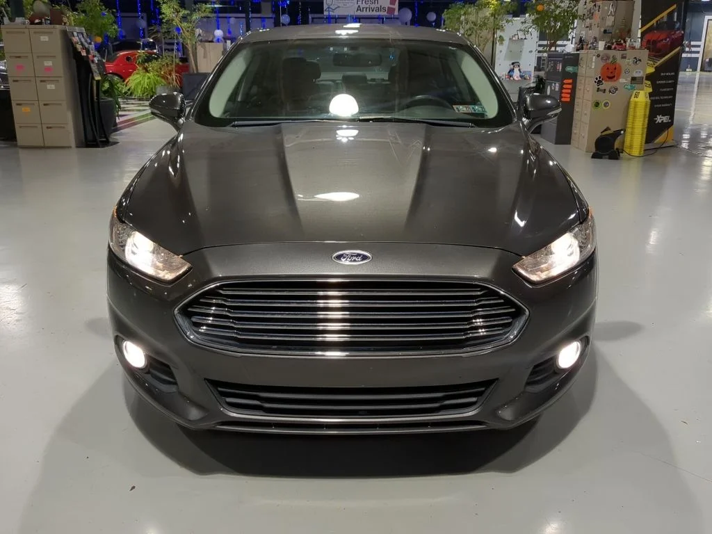 Used 2016 Magnetic Ford SE image 3