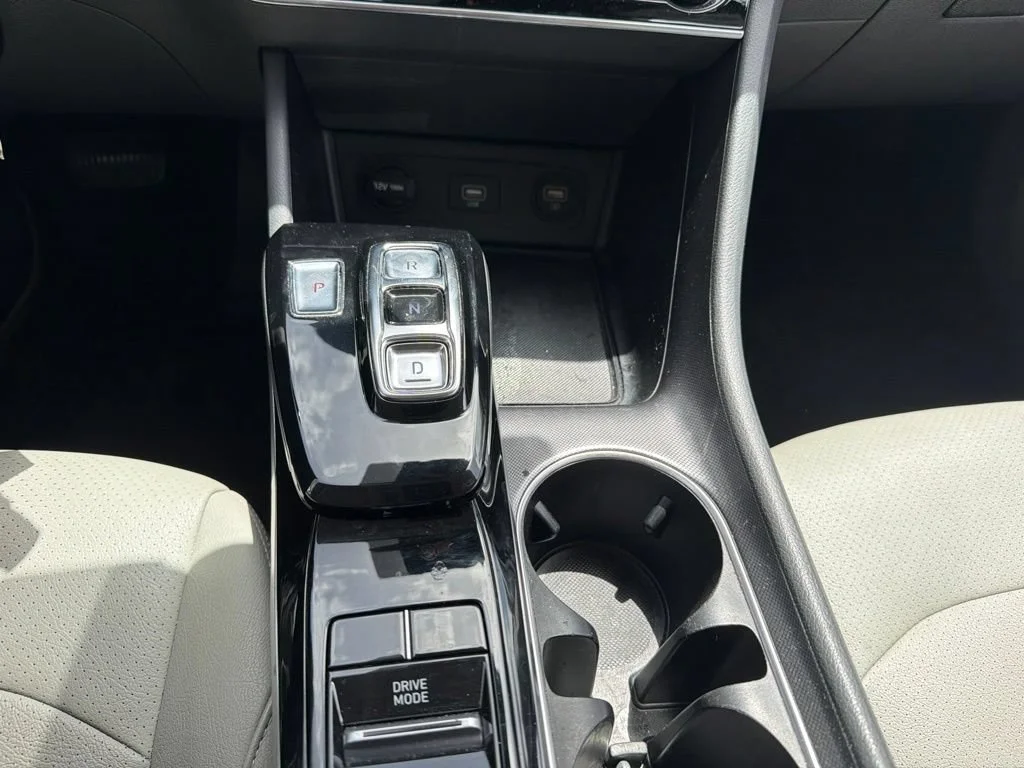 Used 2020 Black Hyundai SE image 13